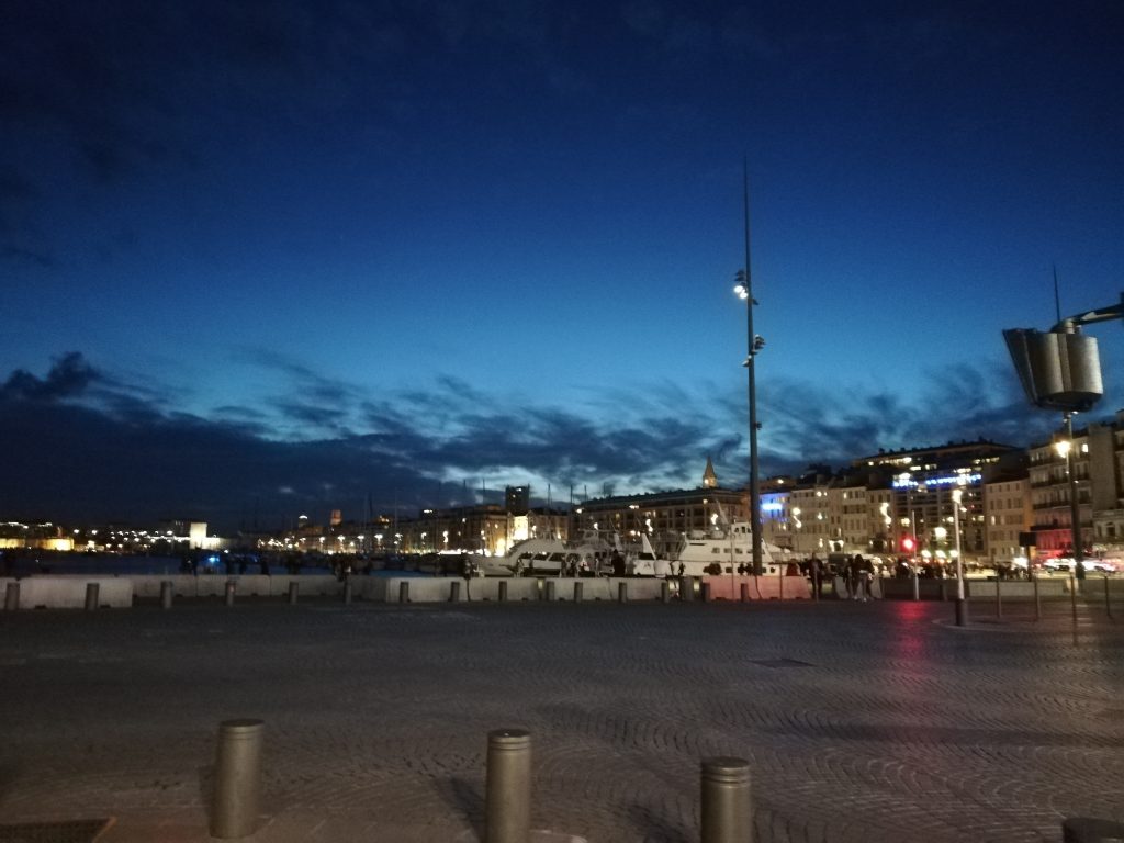 Porto di Marsiglia di giorno e di sera